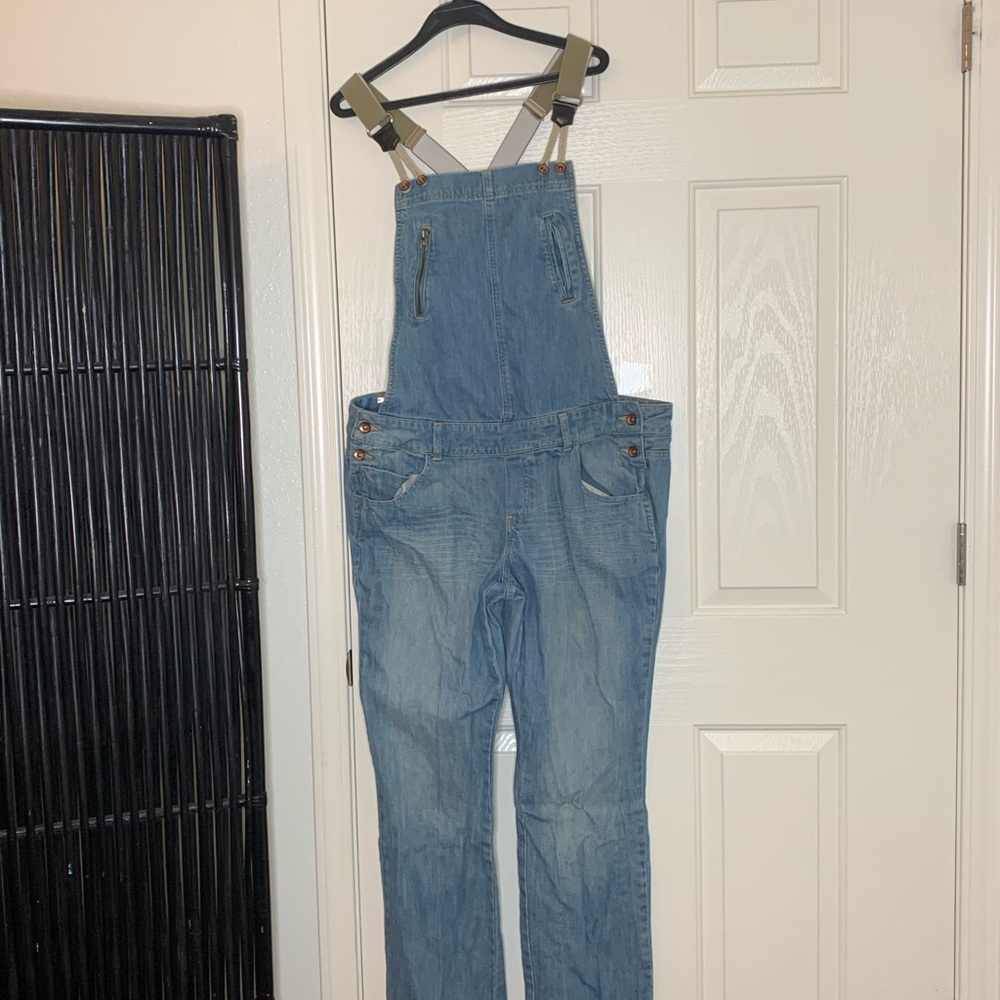 Stylish Overalls 🦋 - Picture 3 of 5